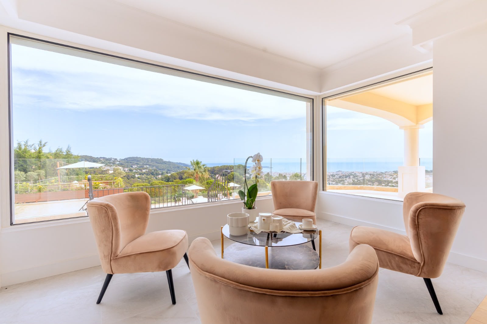 Villa Mougins — salon ouvert sur la mer