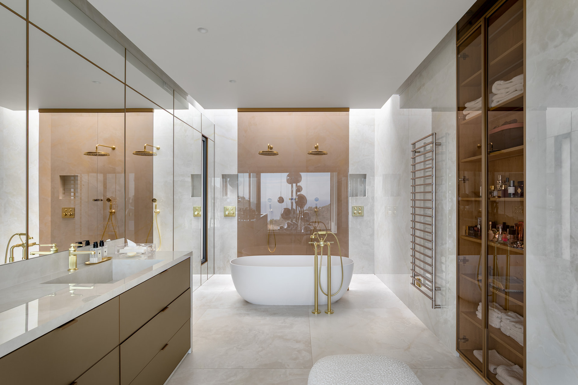 Villa Èze — salle de bains principale en onyx et robinetterie dorée