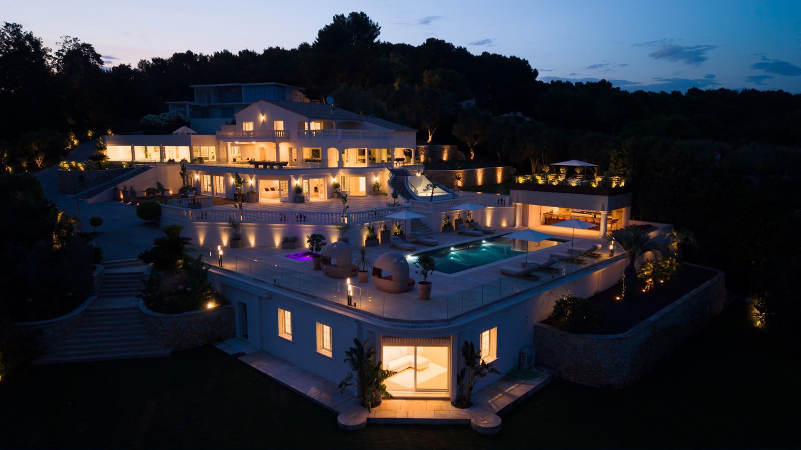 Villa Mougins — la villa illuminée à la tombée de la nuit