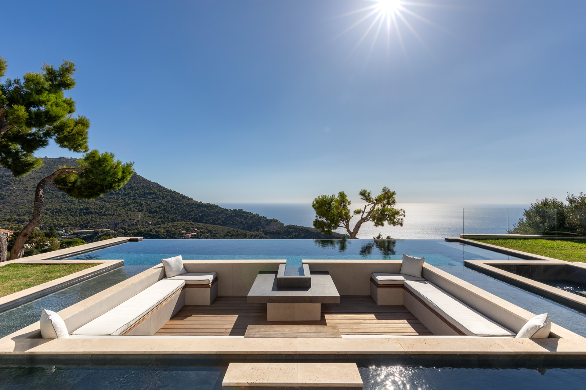 Villa Èze — salon extérieur encastré face à la mer Méditerranée
